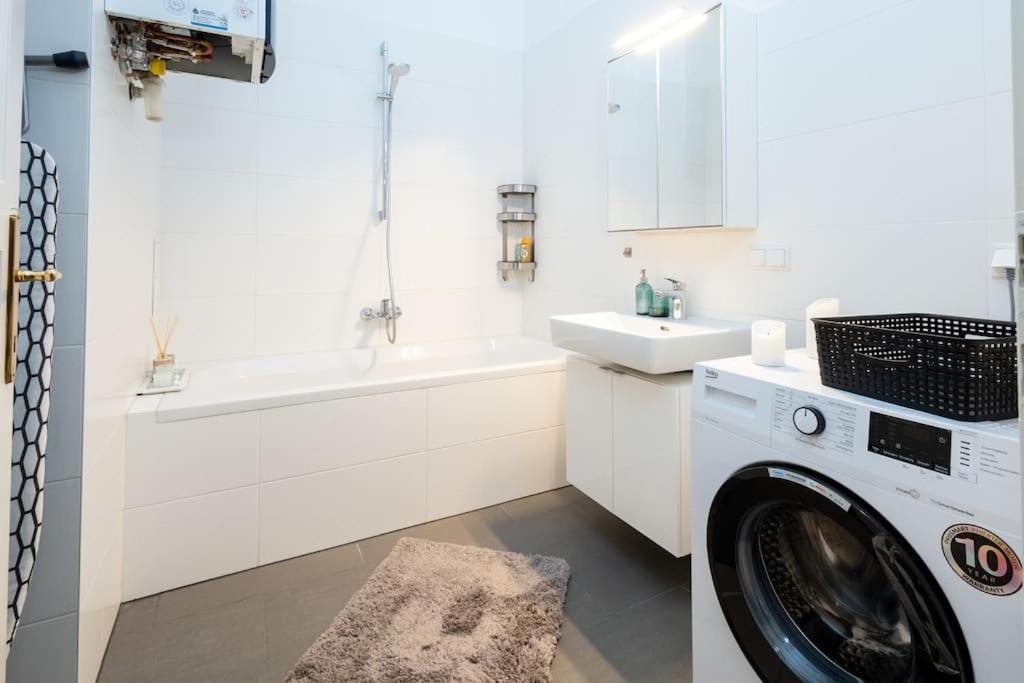 Orestaliving - Spacious 2Br On The Danube Canal Vídeň Exteriér fotografie